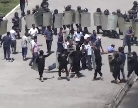 В Самарканде сотрудники УВД учатся разгонять «протестующих»