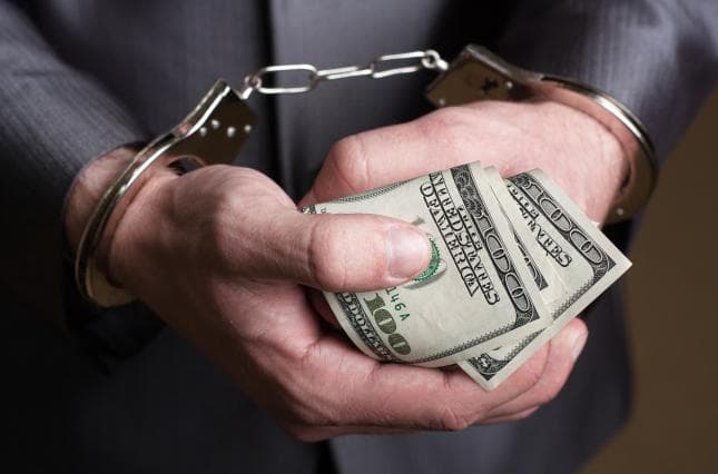 IIB xodimiga 2000 dollar pora taklif qilgan shaxs ushlandi
