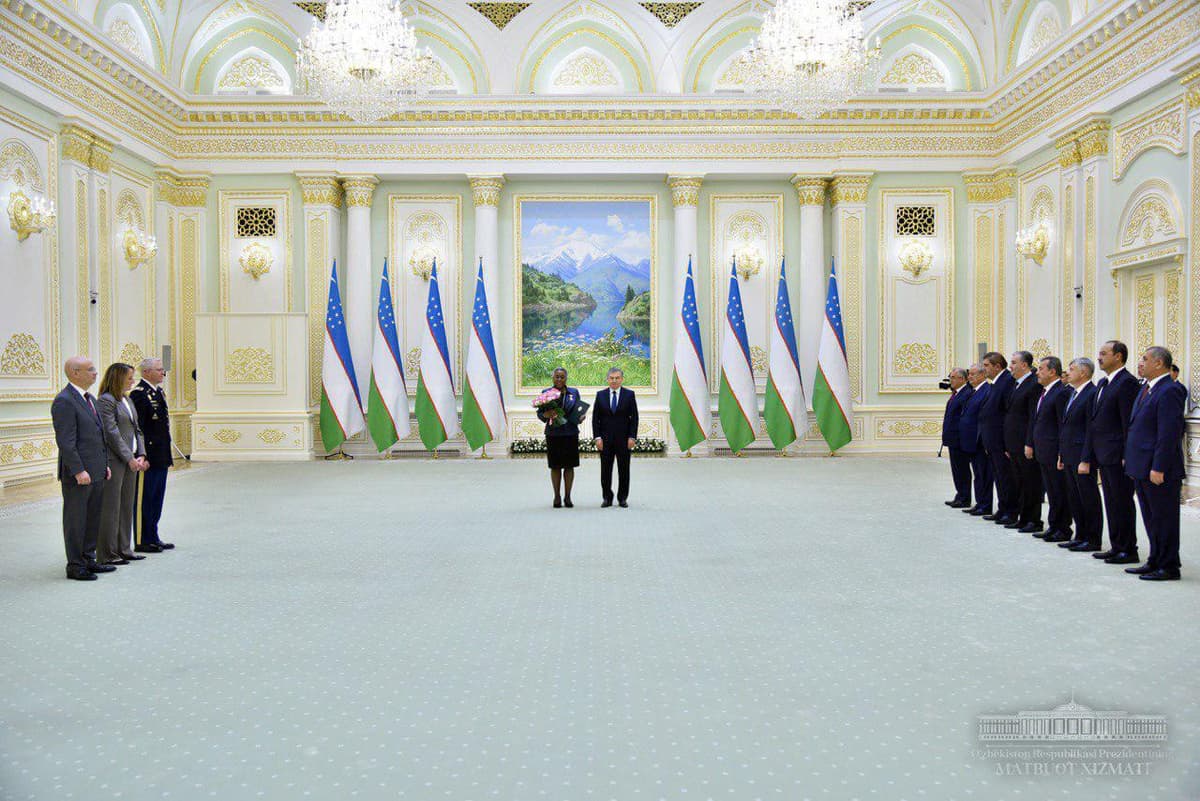Шавкат Мирзиёев миссиясини якунлаётган АҚШ элчисини орден билан тақдирлади