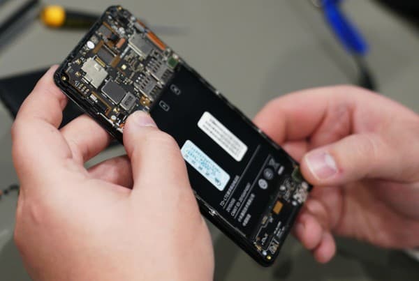 Smartfon ishlab chiqaruvchi kompaniyalar o‘z qurilmalariga virus o‘rnatgani aniqlandi