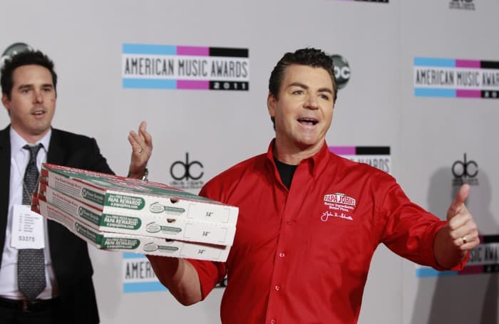 Papa Johnʼs asosçisi iste'foga çiqarilganidan söng öz kompaniyasini sudga berdi