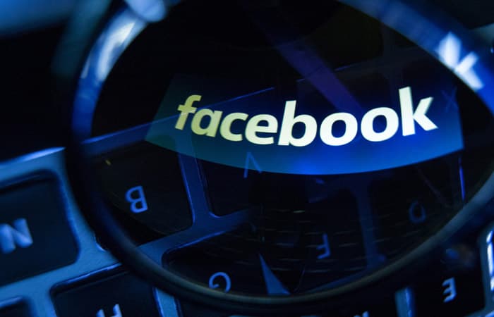 Facebook siyosat haqidagi mashhur sahifalarni o‘chirib tashladi