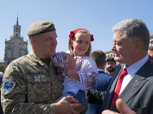 Poroshenko ukrainalik harbiylar otishmalarni to‘xtatsa nima bo‘lishini aytdi