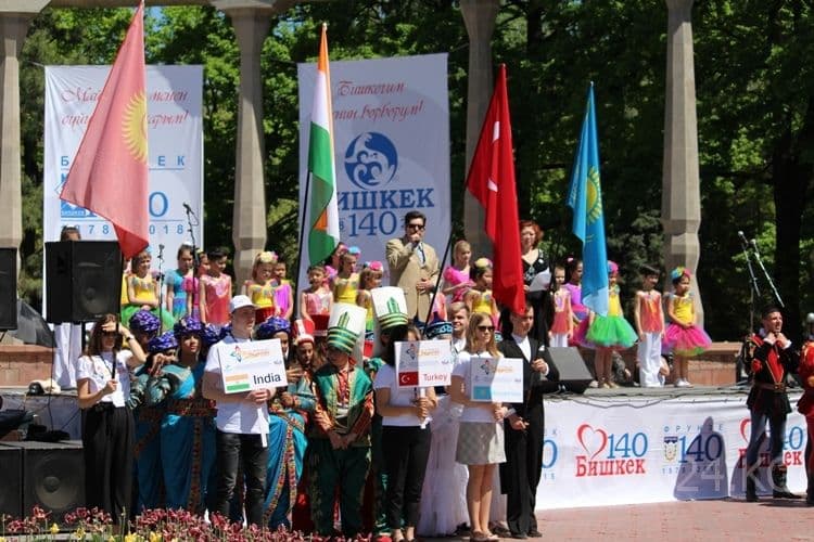 «Asosiy boyligimiz - xalqimiz». Jeenbekov qirg‘izistonliklarni Bishkekning 140 yilligi bilan tabrikladi