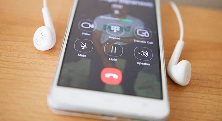 Malayziyada o‘smir telefonga ulangan quloqchin sababli vafot etdi