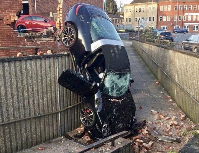 73 yoshli britaniyalik Porsche 911'da yer osti o‘tish yo‘liga quladi