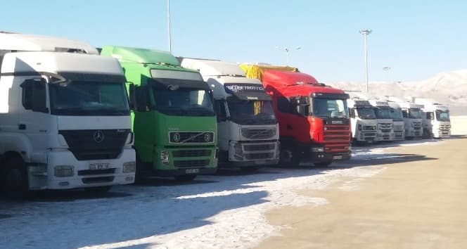 Turkiyadan O‘zbekistonga: Kurbuloqda to‘xtab qolgan mingta yuk mashinasi