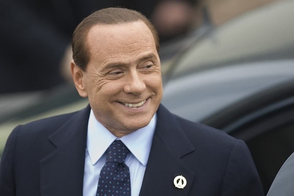 Milan sudi Berluskonini oqladi