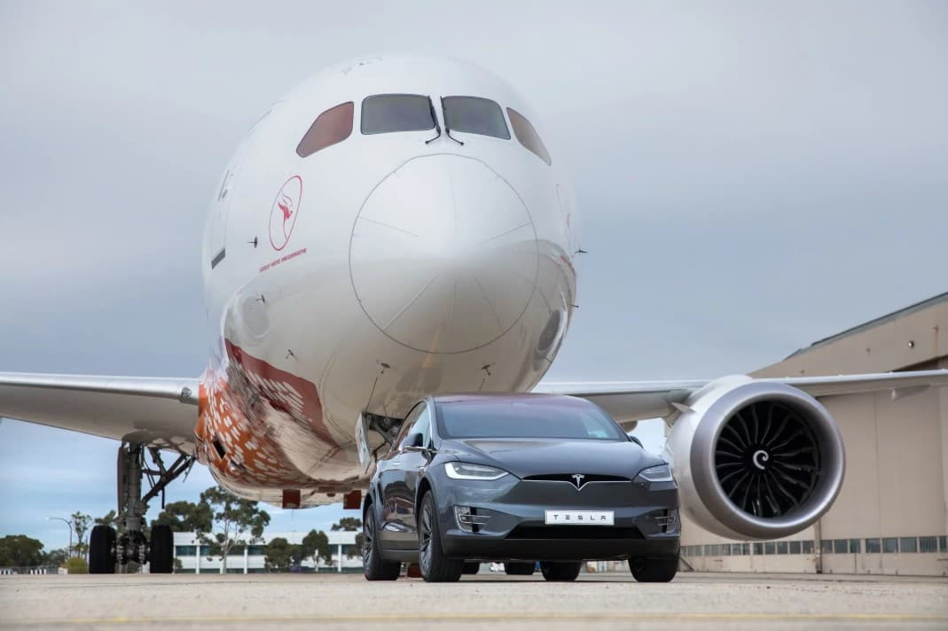 Video: Tesla elektromobili samolyotni 300 metrga siljitdi va jahon rekordini o‘rnatdi