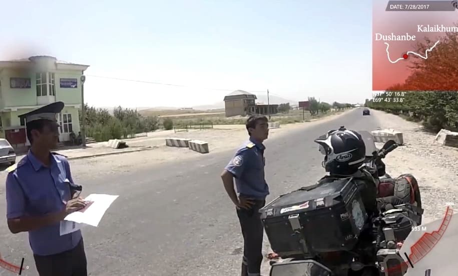 Sayyohlardan pora talab qilgan tojik militsionerlari ishdan haydaldi