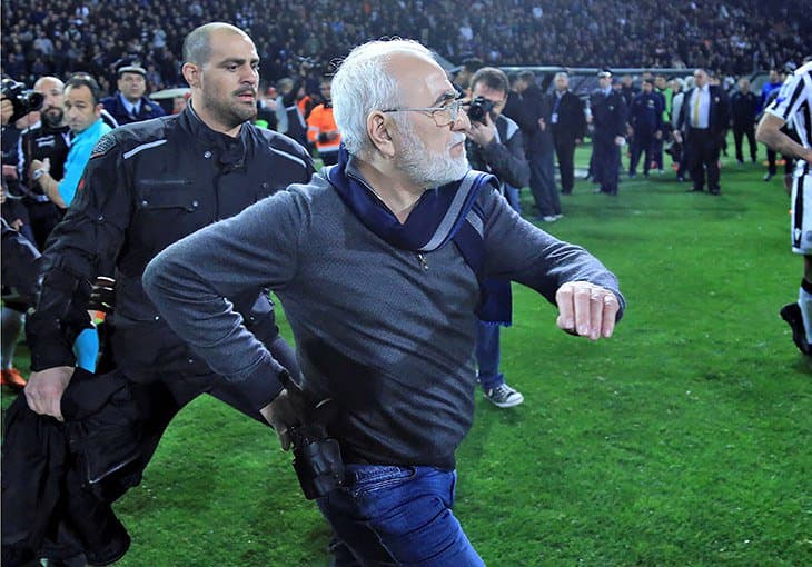 Gretsiyada maydonga qurol bilan chopib chiqqan klub prezidenti qidirilmoqda. Chempionat to‘xtatilishi mumkin