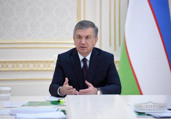 Шавкат Мирзиёев поручил поднять учителям зарплаты