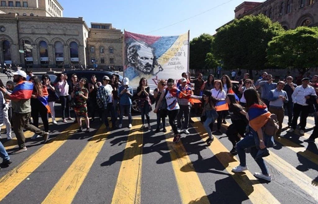 Пашинян Арманистондаги йўлларни очишга чақирди