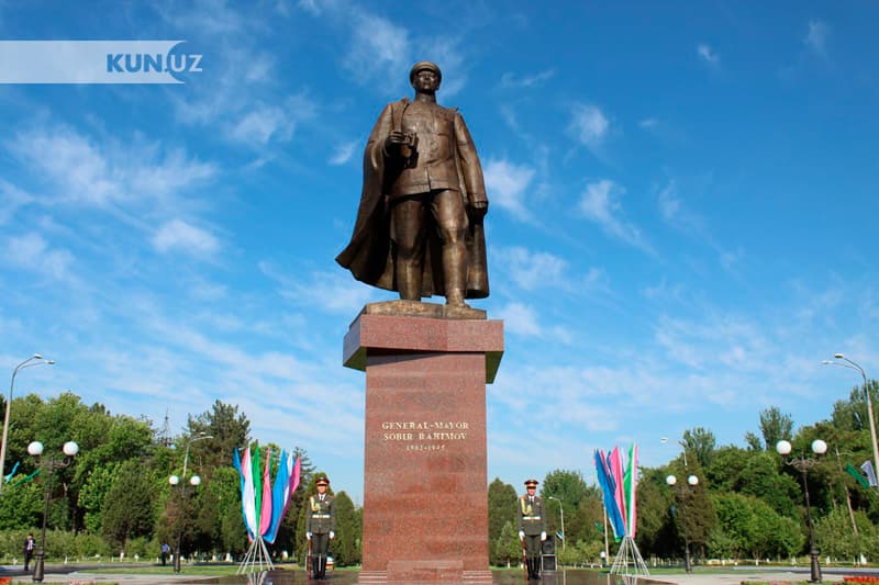 General Sobir Rahimov haykali o‘zining tarixiy joyiga o‘rnatildi