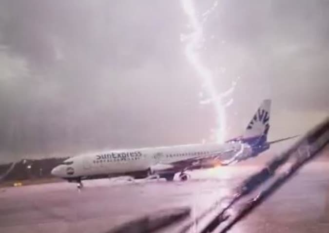 Tsyurix aeroportida samolyotni yashin urdi