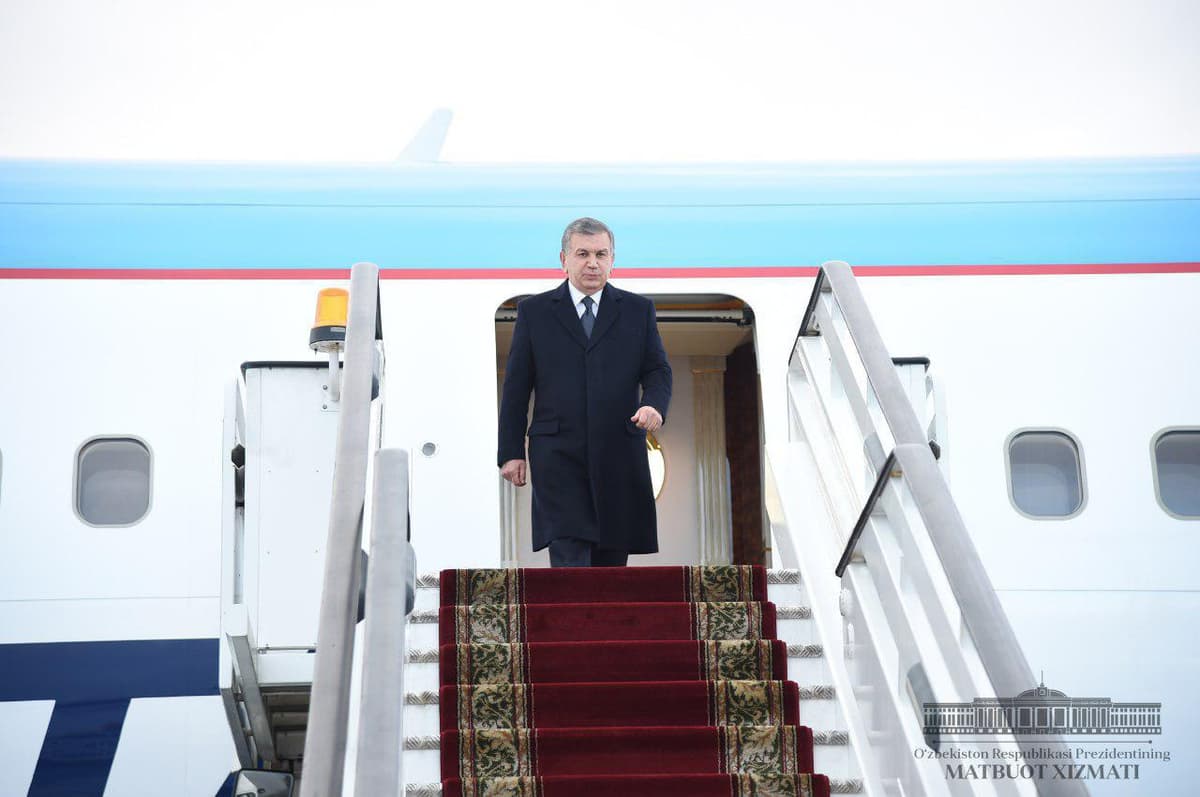 Shavkat Mirziyoyev Sankt-Peterburgga yetib bordi