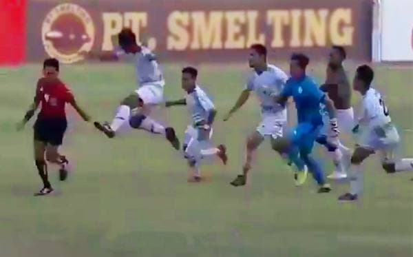 Futbolchilar belgilangan penalti uchun hakamni do‘pposlashdi