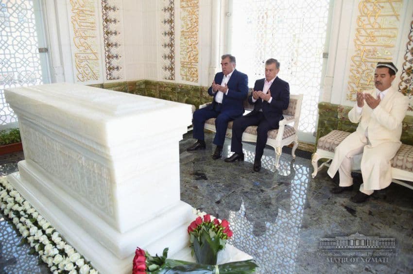 Imomali Rahmon Islom Karimov maqbarasini ziyorat qildi