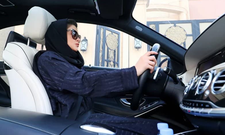 Saudiyalik ayollar yakka o‘zlari Bahraynga mashinada borishlari mumkin bo‘ladi