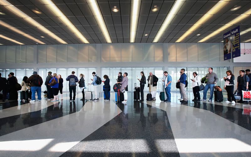 Aeroportlarda yo‘lovchilarning asabiga tegadigan eng asosiy narsalar ma'lum bo‘ldi