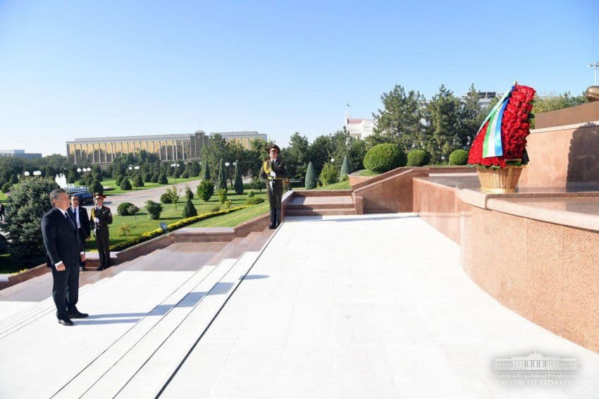Prezident Mustaqillik va ezgulik monumenti poyiga gulchambar qo‘ydi