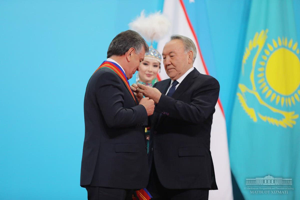 Foto: Nursulton Nazarboyev Shavkat Mirziyoyevni orden bilan mukofotladi