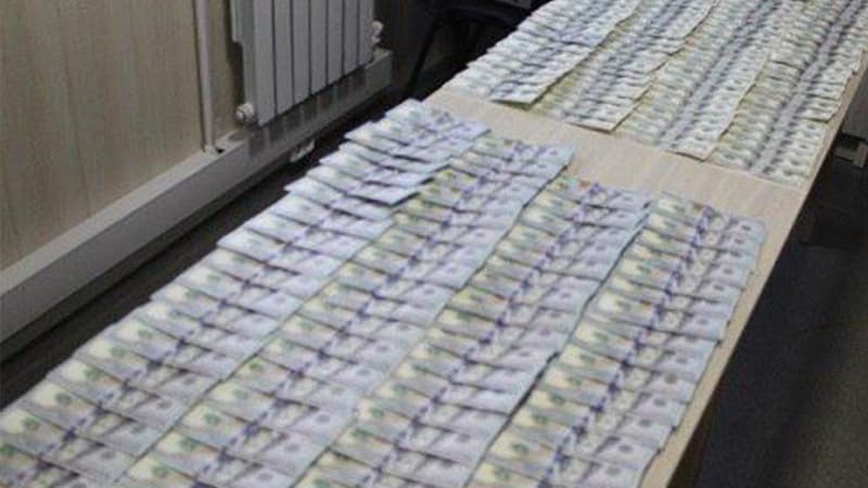 Узбекистанец спрятал в носках 20 тысяч долларов, чтобы провезти их через границу