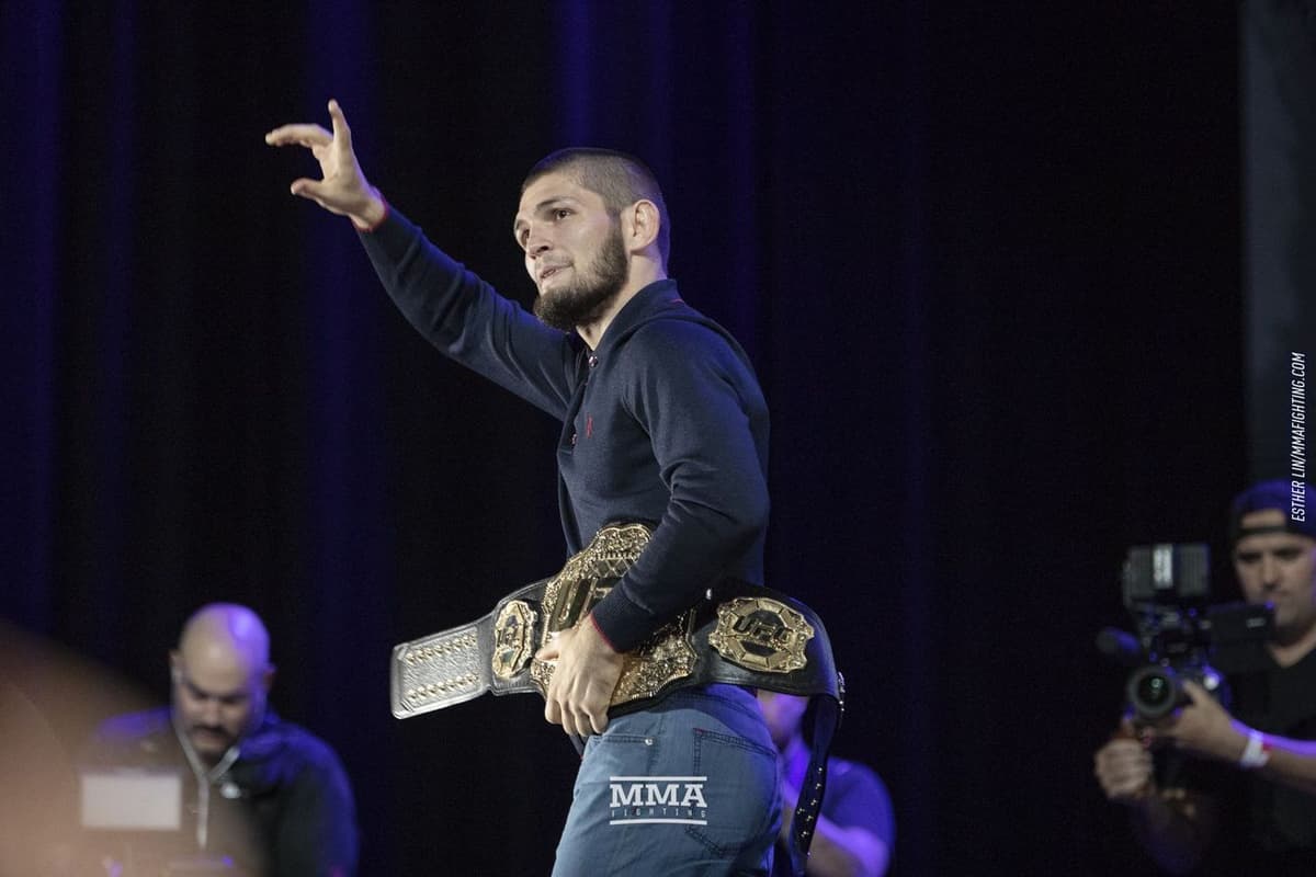 Nurmagomedov Makgregor bilan jang oldidan o‘tkazilgan matbuot anjumanda raqibini kutib o‘tirmadi