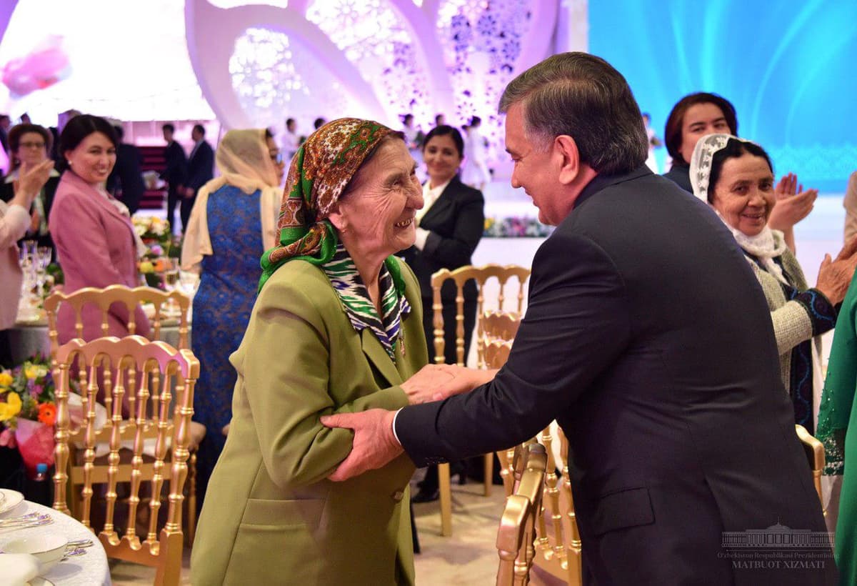 Fotoreportaj: Prezident ayollarni 8 mart bilan shaxsan tabrikladi