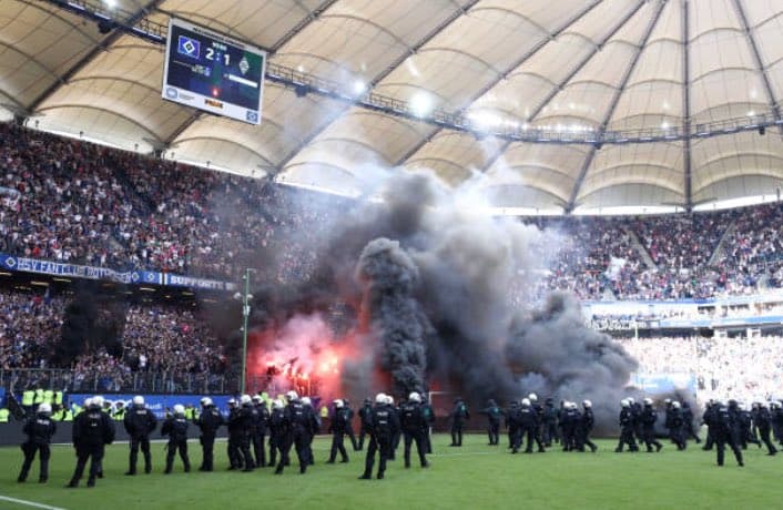 Video: «Hamburg» ilk marta Bundesligani tark etdi, klub muxlislari g‘azabga mindi