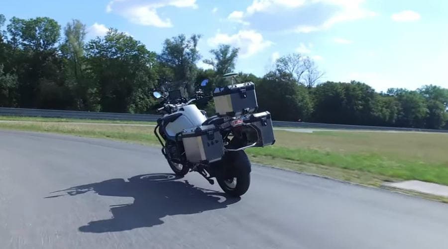 BMW haydovchisiz boshqariladigan mototsiklni namoyish etdi