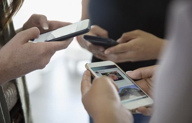 Shifokorlar smartfonlarning odamlarni aqlsizroq qilishi sababini tushuntirishdi