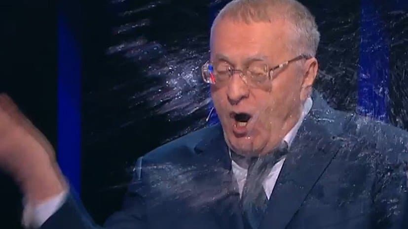 Sobchak debatlar vaqtida Jirinovskiyga suv sepib yubordi (video)