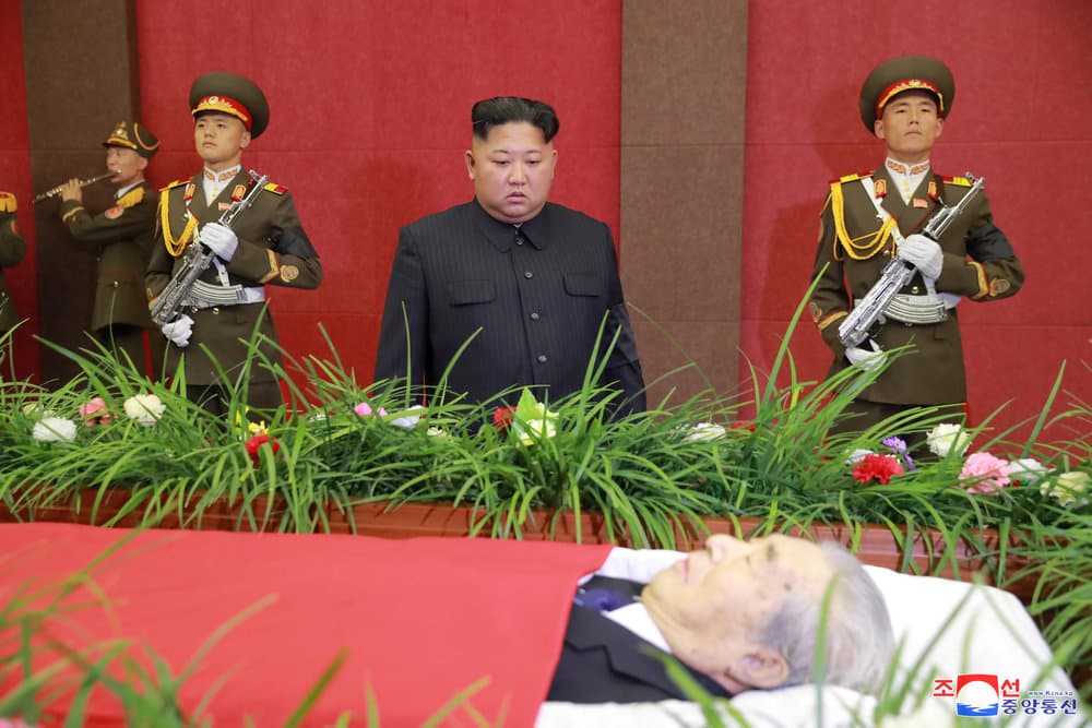 Kim Chen In ikki hafta «yo‘qolib qolganidan» keyin omma oldida ko‘rinish berdi