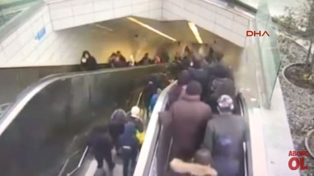 Turkiyada eskalator yo‘lovchini “g‘ajib tashladi” (video)