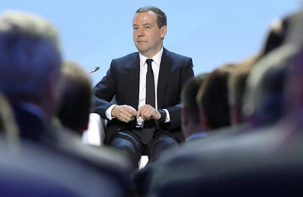 «Xalqda pul yo‘q, Medvedev esa binoyiday chidamoqda» – Rossiya Dumasi deputati keskin chiqish qildi