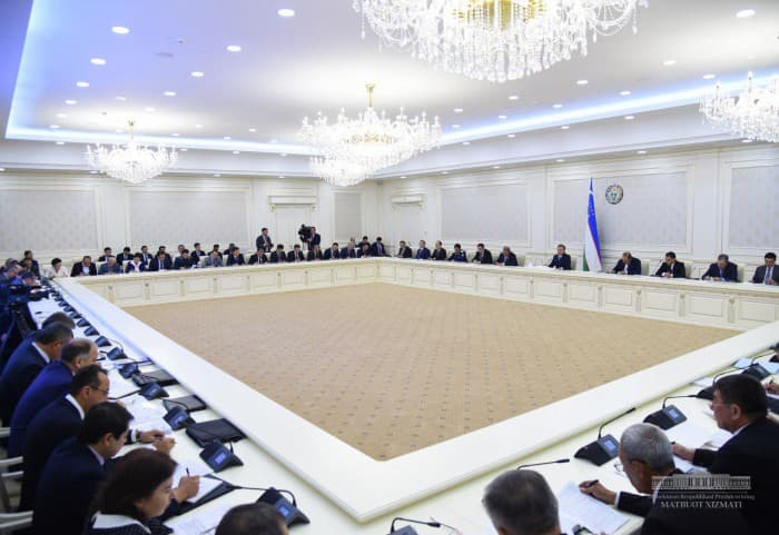 Prezident videoselektorda Yoshlar ittifoqi tadbirlaridagi dabdababozlikni tanqid qildi