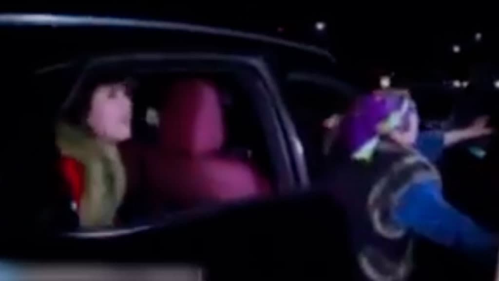 Video: Haydovchi ayol va uning yo‘lovchilari YPX xodimlariga po‘pisa qilib, ularni haqoratlashdi
