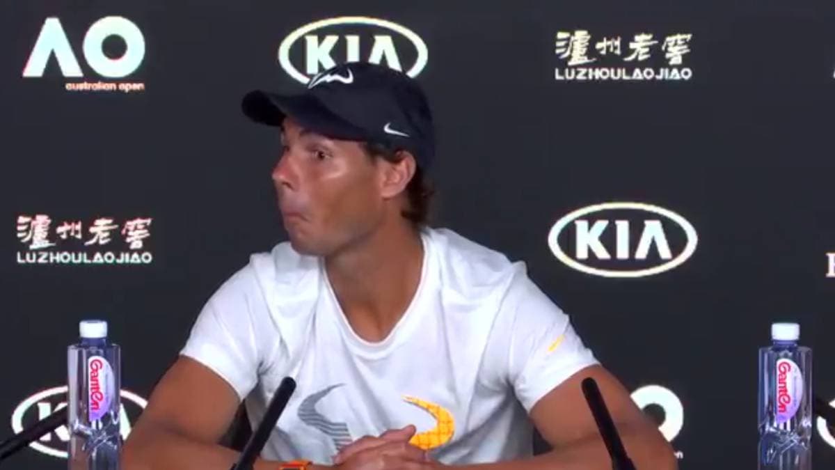 Nadal matbuot anjumanida uxlab qolgan jurnalistni uyg‘otib yubordi