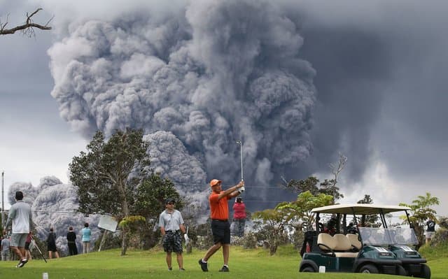 Havayida vulqon otilishi vaqtidagi golf o‘yini suratlari internet ahlini lol qoldirdi