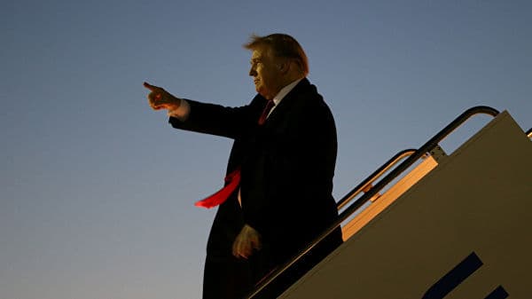 Трамп Венесуэла ҳарбийларидан Гуайдони қўллаб-қувватлашларини сўрайди