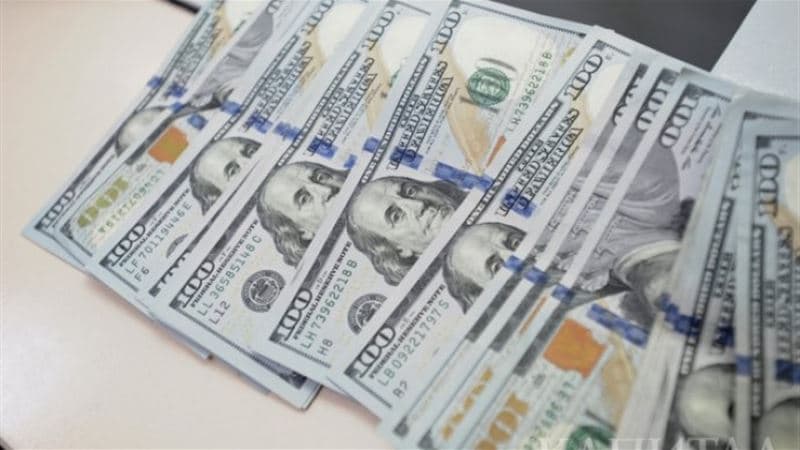 В Узбекистане курс доллара начал падать после безудержного роста