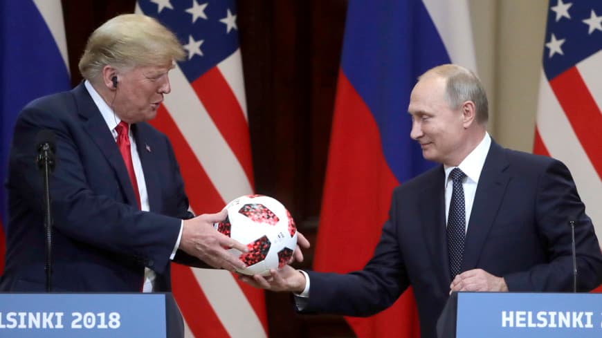 Путин вручил Трампу мяч чемпионата мира-2018