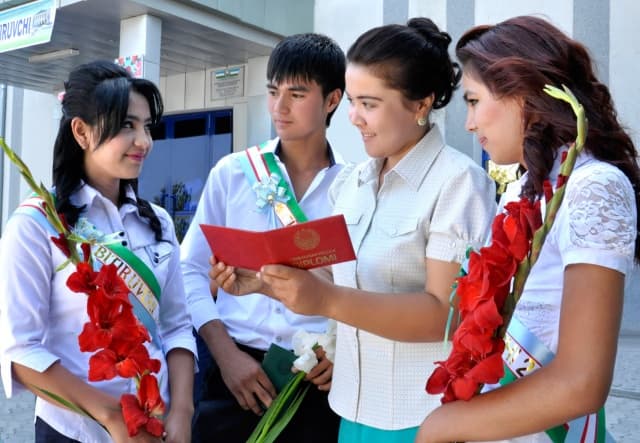 Maktab bitiruvchilariga oltin va kumush medallarni berish tartibi joriy qilindi