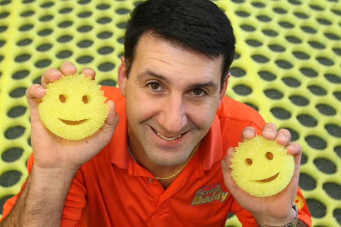 Scrub Daddy: idish yuvish gubkasini smaylikka aylantirib, uni 100 million dollarga sotdi