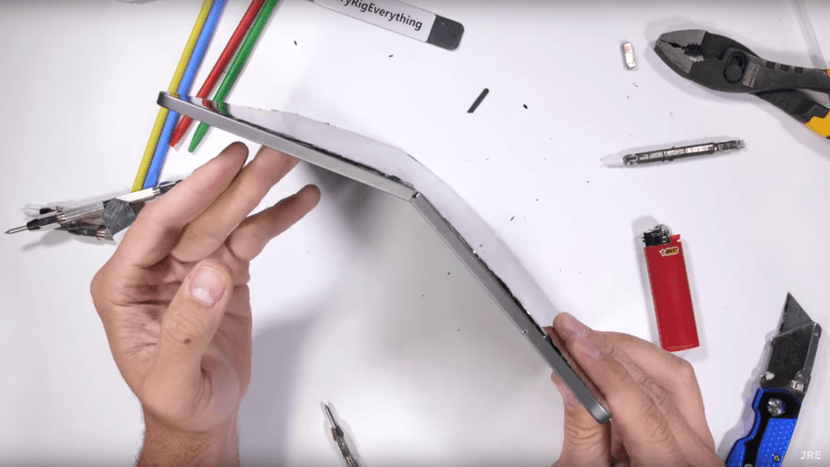 Bloger yangi iPad Pro’ni qo‘llari bilan ikkiga bukib tashladi