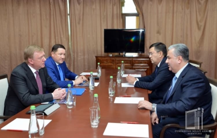 Anatoliy Chubays Samarqandda Suhrob Xolmurodov bilan uchrashdi