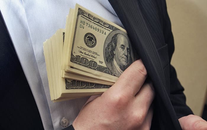 Toshkentda har qanday muammoni hal qilib berishni va'da qilib xorijiy kompaniya vakilidan 300 ming dollarga yaqin pul olgan shaxs ushlandi