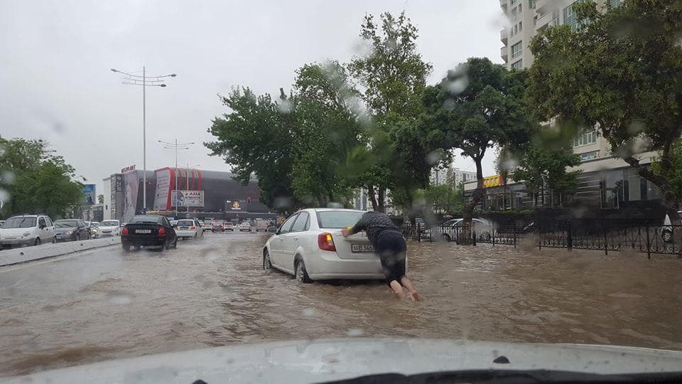 Фото: Ташкент вновь затопило после сильного ливня