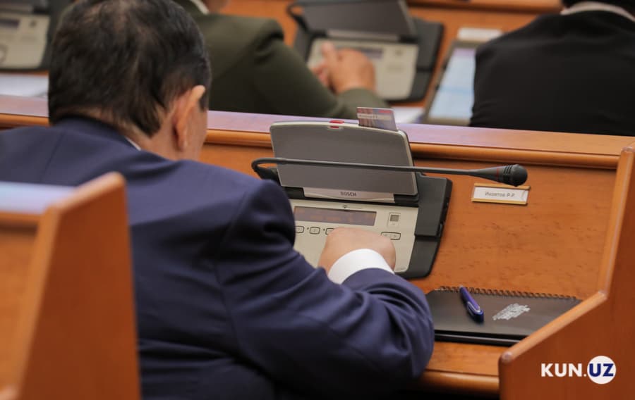 Uchta yangi qonun ma'qullandi, hukumat parlamentga hisob berdi – Senat yalpi majlisi suratlarda